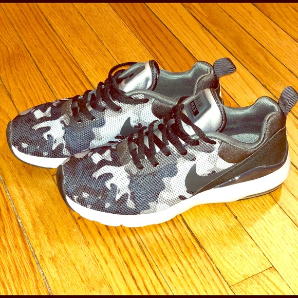Nike Shoes - Barely worn Nike Air Max sneakers